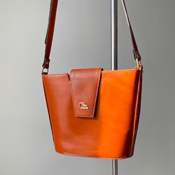 🍂 90s Vintage Orange Leather Crossbody Bucket Bag with Gold Equestrian Accent - Picture 1 of 11